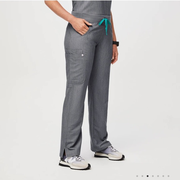 FIGS Kade Cargo Scrub Pants in Graphite - Picture 1 of 14